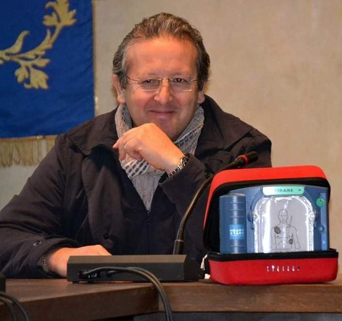 Salvato col defibrillatore, la moglie ringrazia il medico e il bagnino