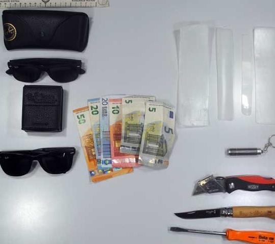 Il figlio rientra a casa e li sorprende a rubare mentre i genitori dormono