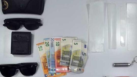 Il figlio rientra a casa e li sorprende a rubare mentre i genitori dormono