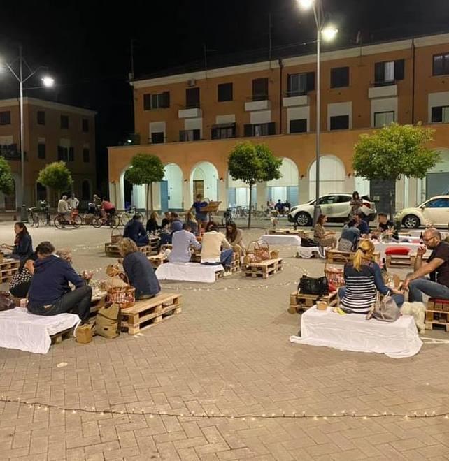Apprezzato il pic nic in piazza in veste chic