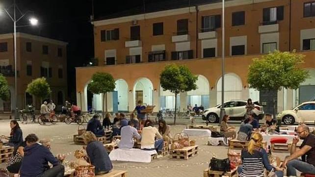 Apprezzato il pic nic in piazza in veste chic