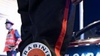 Vede il ladro in auto e chiama di carabinieri
