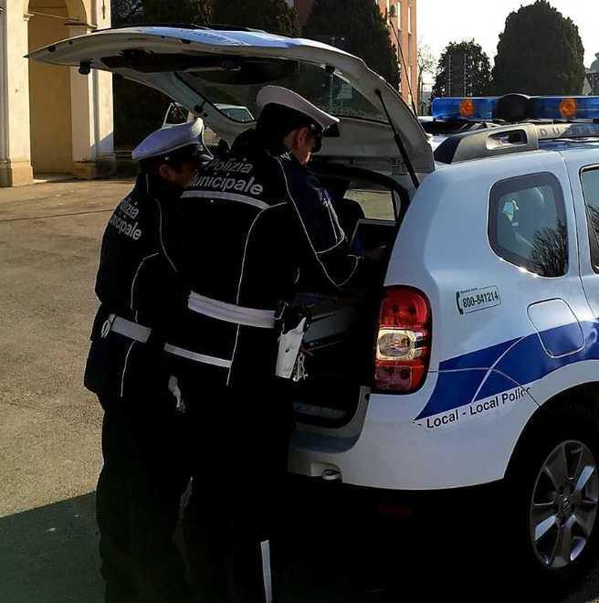 Si scontrano con le auto e durante la discussione lui la investe in manovra