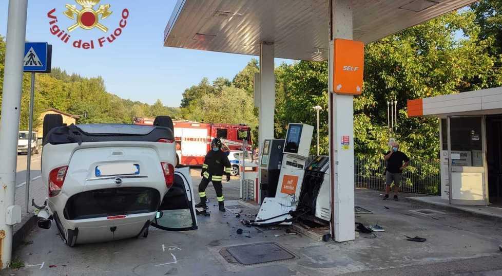 Tampona l’auto in un’area di servizio