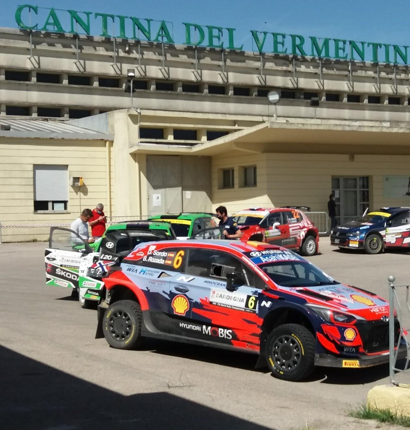 Le auto d’epoca in sosta nel piazzale della Cantina di Monti