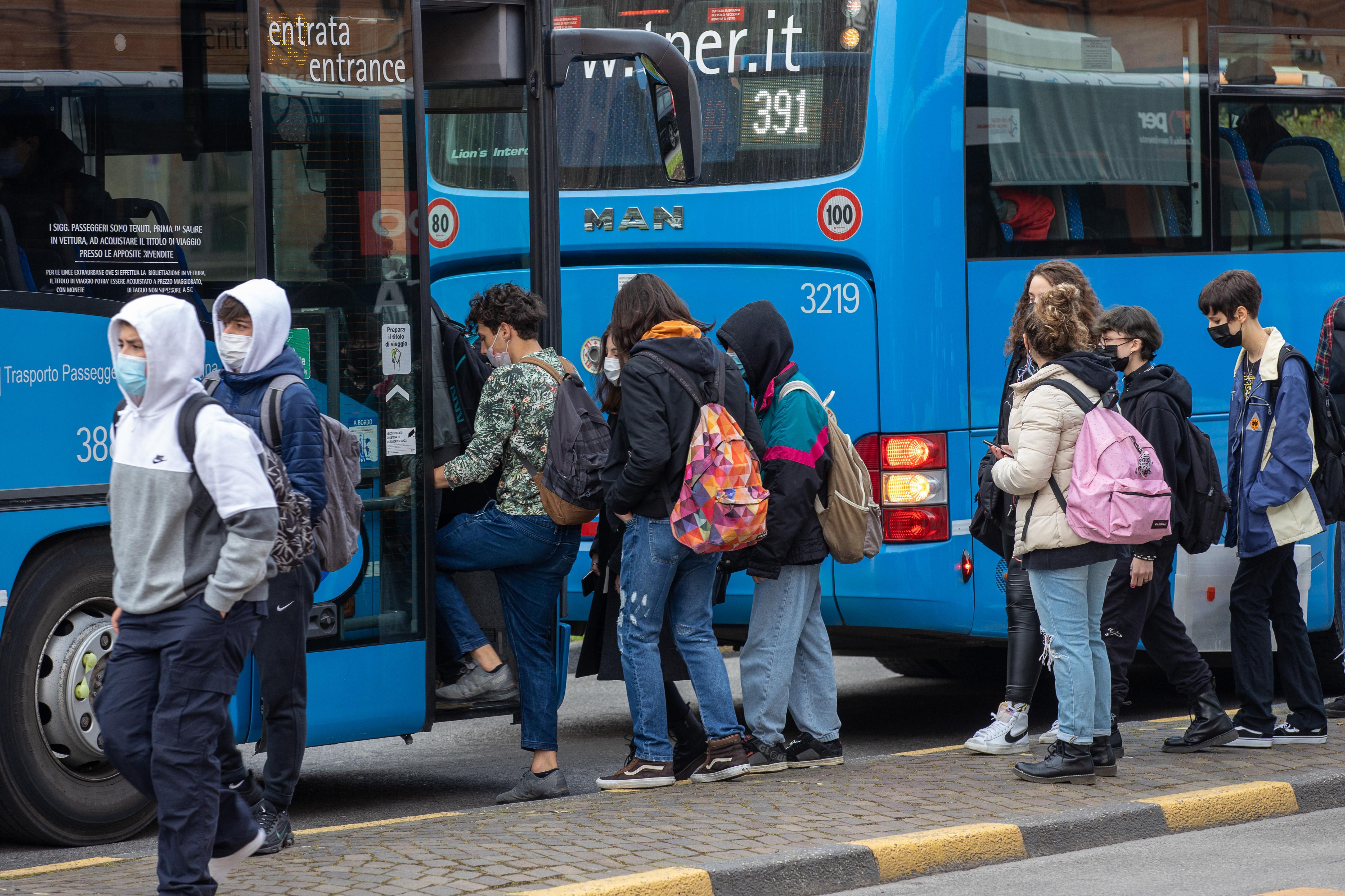 Scuola e trasporti, il piano. Controlli alle fermate ingressi e uscite flessibili e diciannove bus in più 