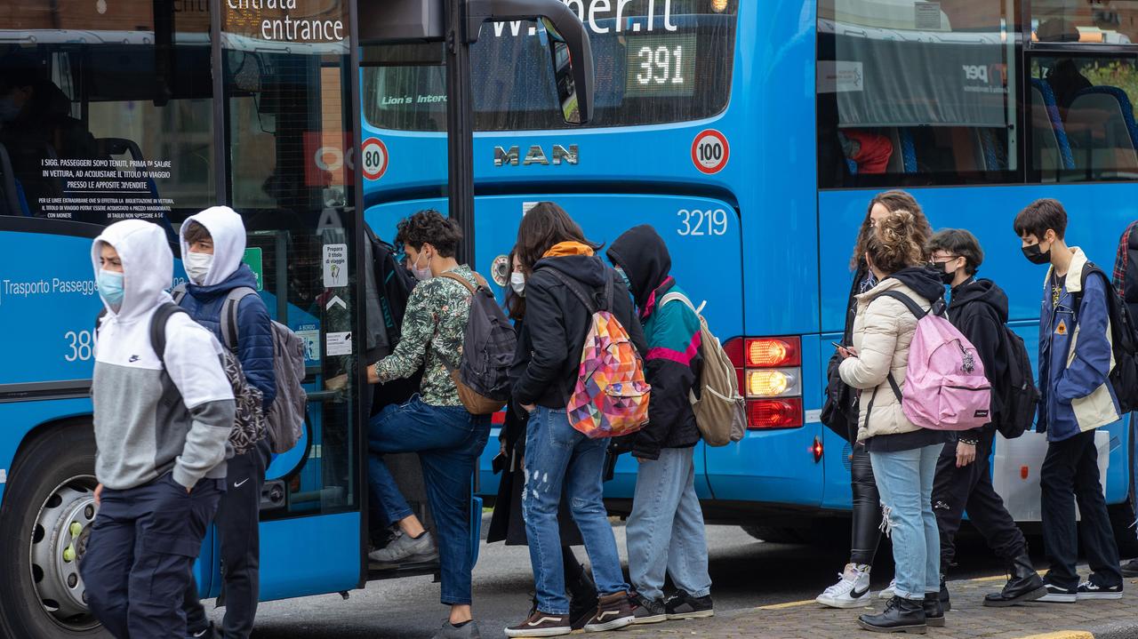 Scuola e trasporti, il piano. Controlli alle fermate ingressi e uscite flessibili e diciannove bus in più