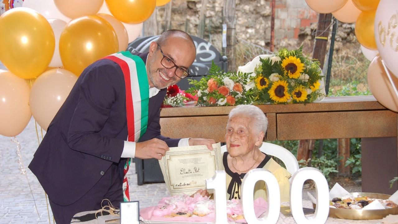 Cagliari, gran festa per la centenaria Elisetta Ilot 