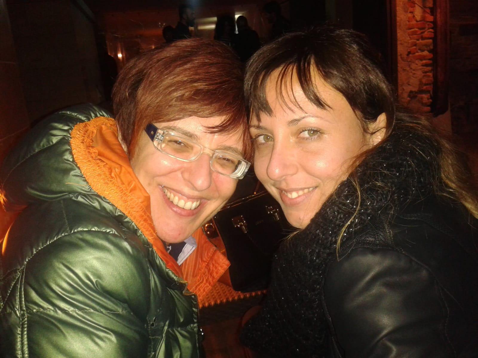 A sinistra Alessandra Bechini, a destra la sorella Martina scomparsa la notte dell’alluvione a 34 anni