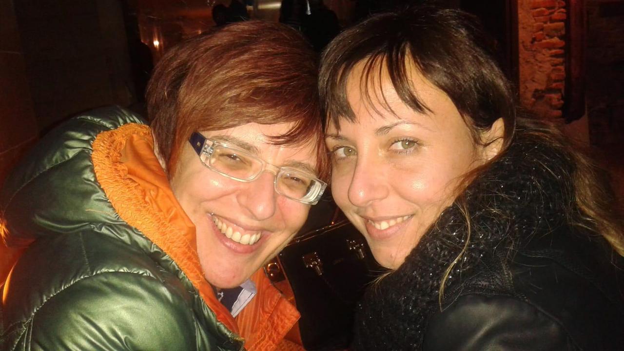 A sinistra Alessandra Bechini, a destra la sorella Martina scomparsa la notte dell’alluvione a 34 anni