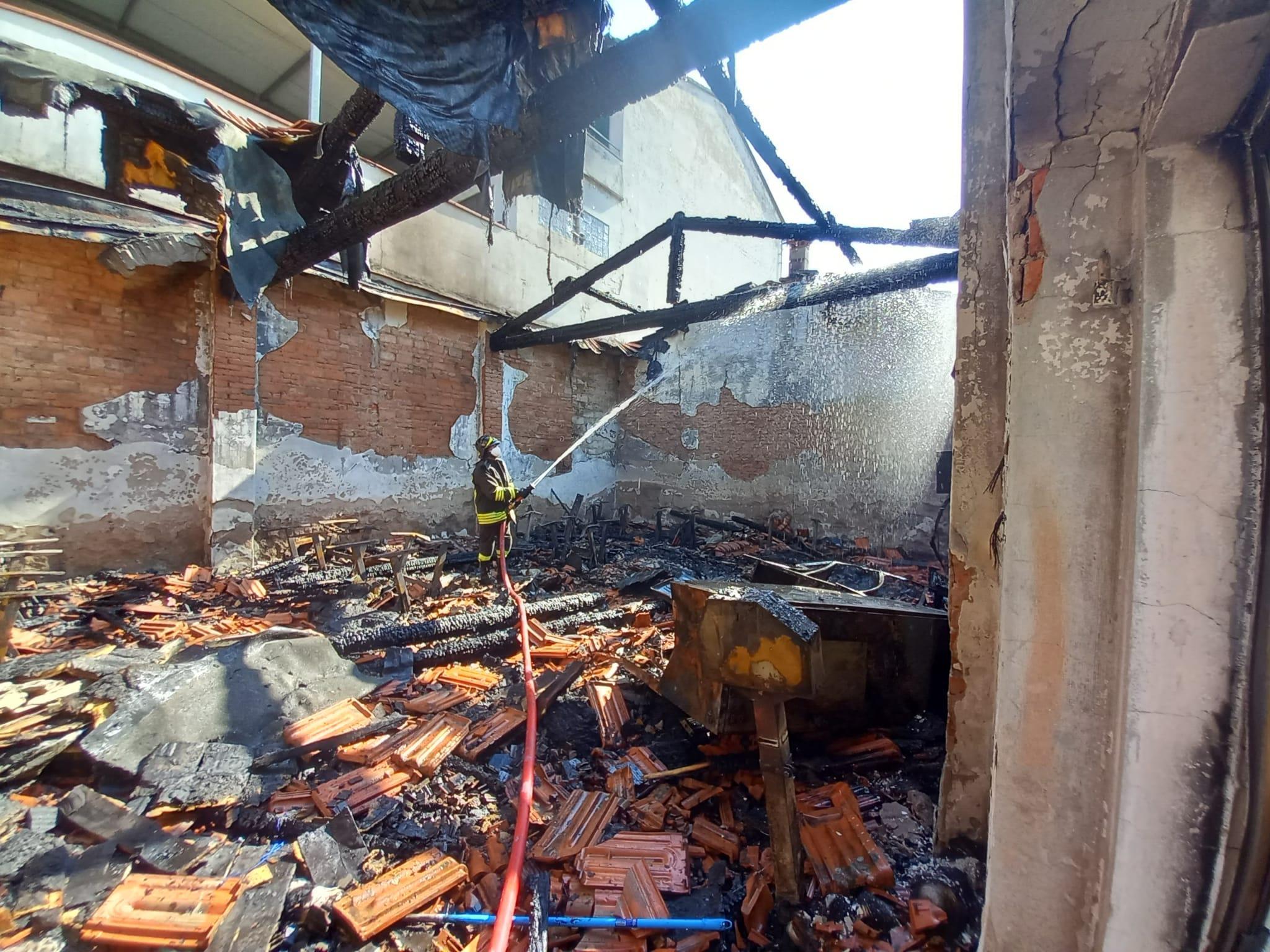 L'intervento dei vigili del fuoco nella confezione distrutta dall'incendio