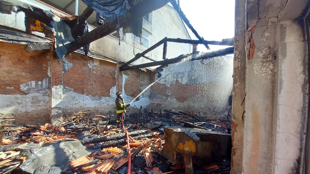 L'intervento dei vigili del fuoco nella confezione distrutta dall'incendio