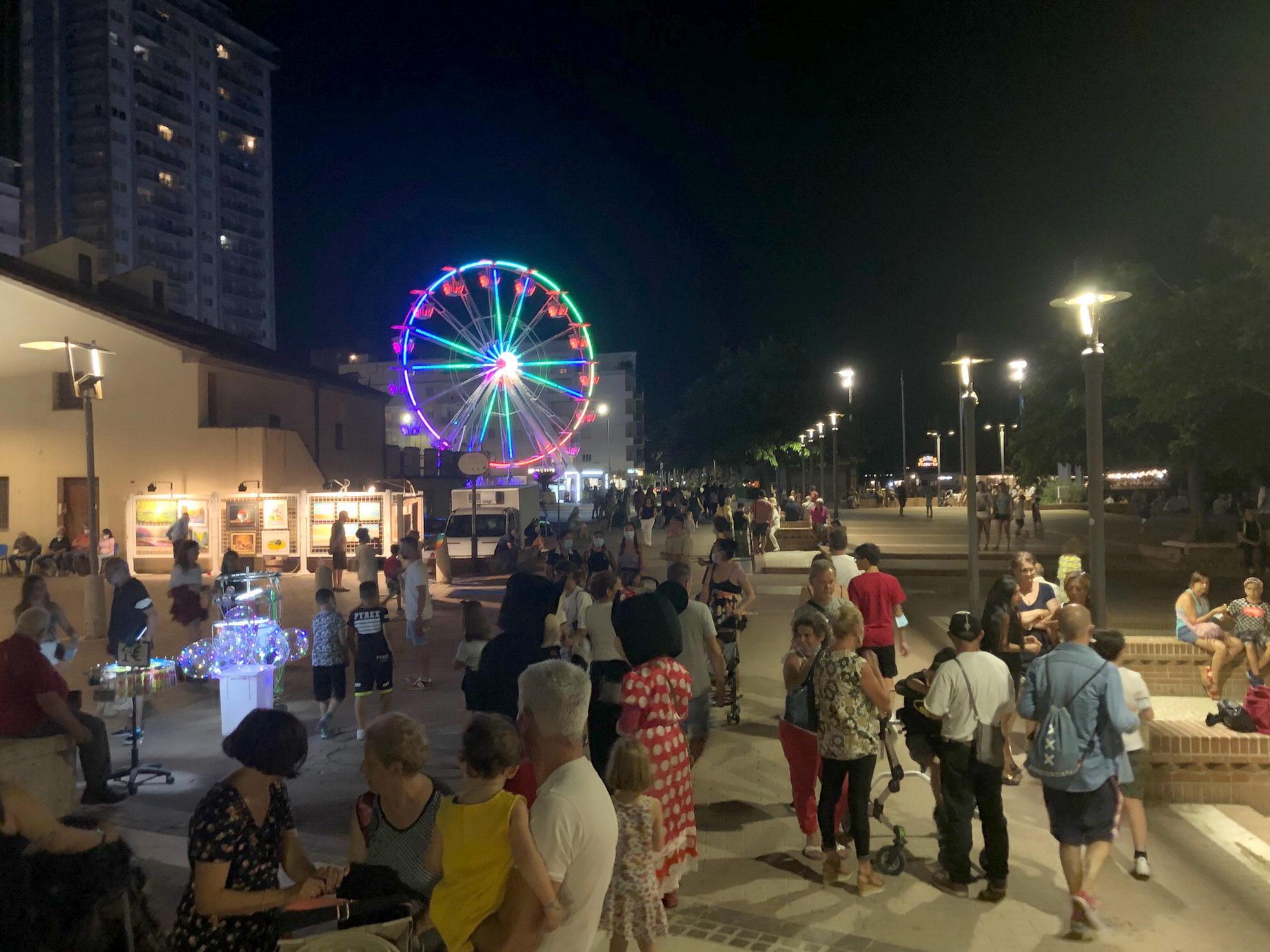 Una delle immagini ormai tradizionali dell’estate follonichese: viale Italia affollato di turisti e la ruota panoramica (Foto Giorgio)