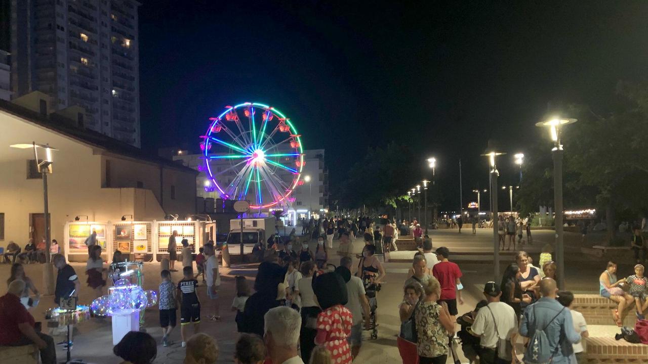 Una delle immagini ormai tradizionali dell’estate follonichese: viale Italia affollato di turisti e la ruota panoramica (Foto Giorgio)