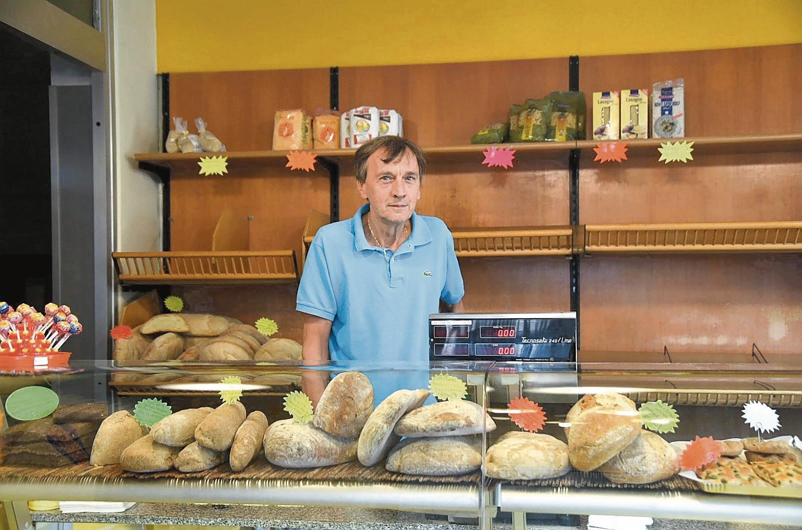 Nelle foto di Ilaria Genovesi, Carlo Ribechini, titolare del panificio di famiglia dietro al suo bancone