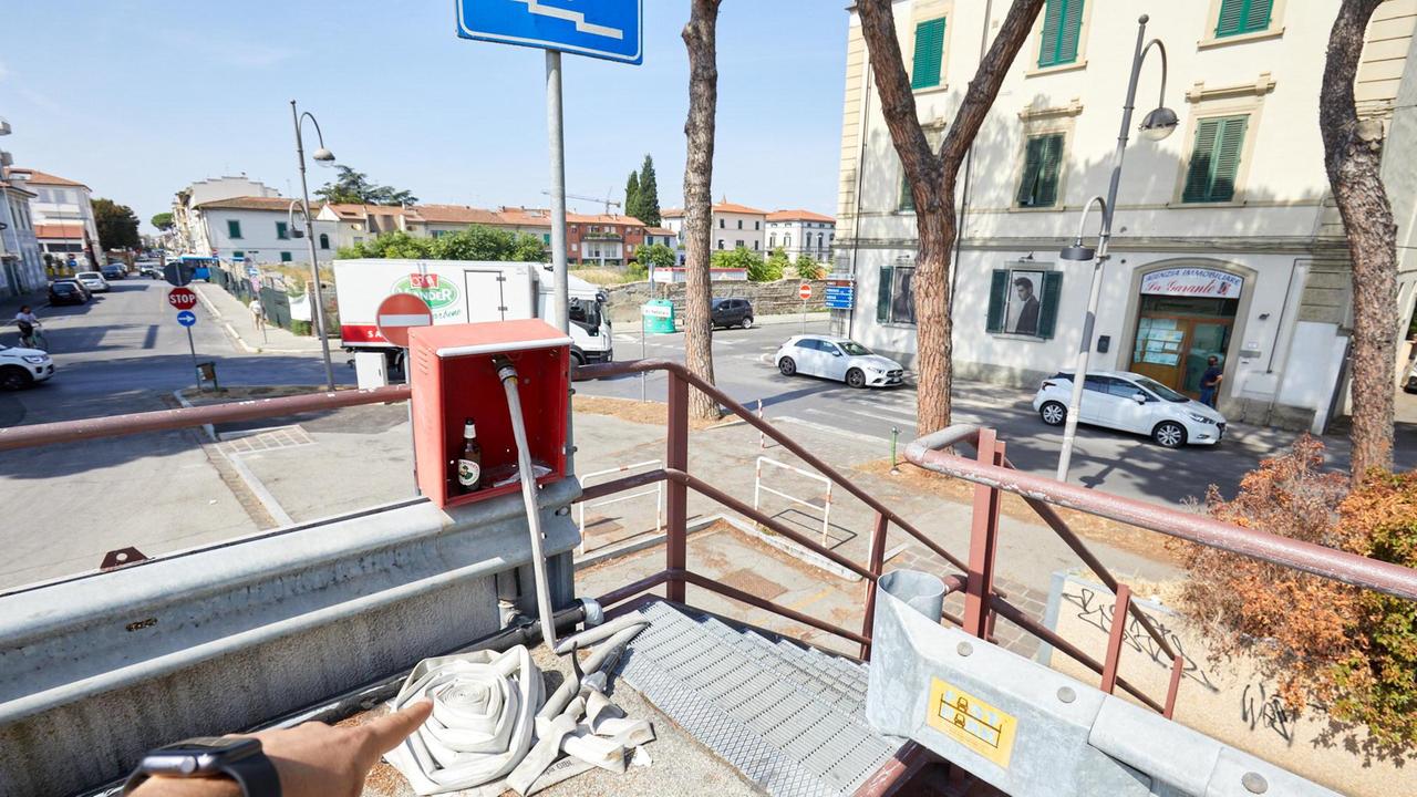 Un residente mostra un estintore vandalizzato e lanciato sull’asfalto