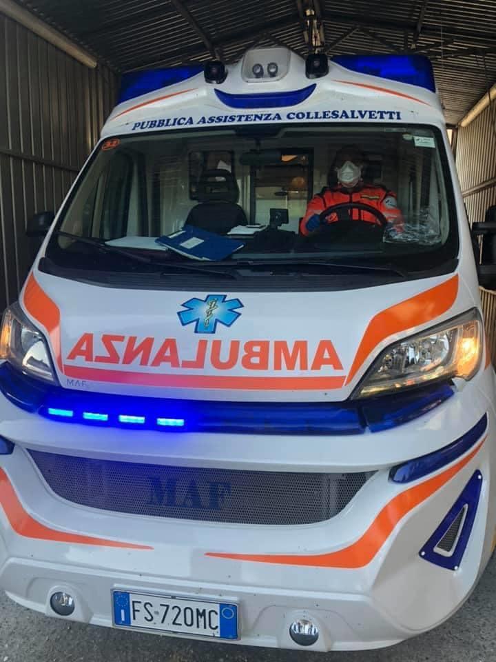 Un'ambulanza della Pubblica assistenza di Collesalvetti (foto di archivio)