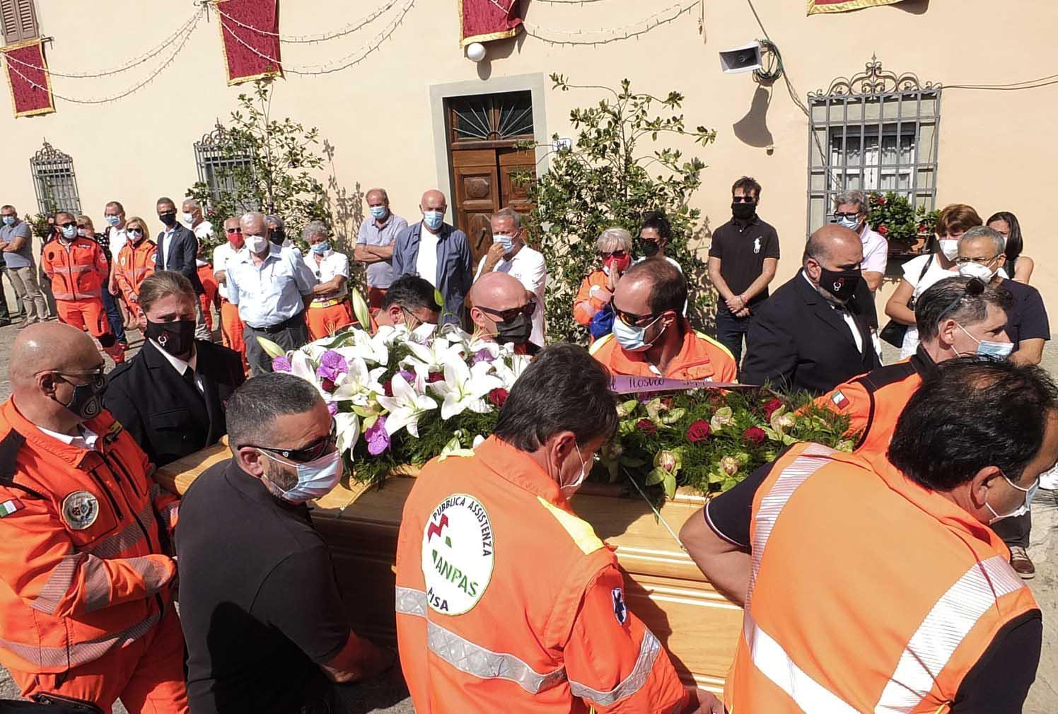 Le lacrime dei volontari per l’addio a Puccinelli - Foto