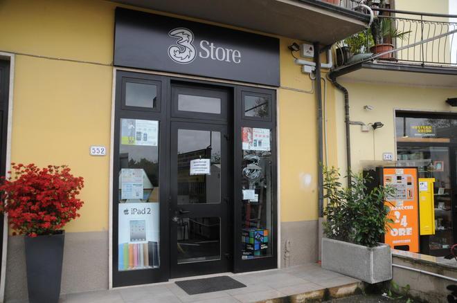 Ladri maldestri a caccia di cellulari alla fine rubano solo le scatole 