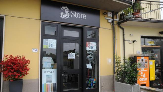 Ladri maldestri a caccia di cellulari alla fine rubano solo le scatole