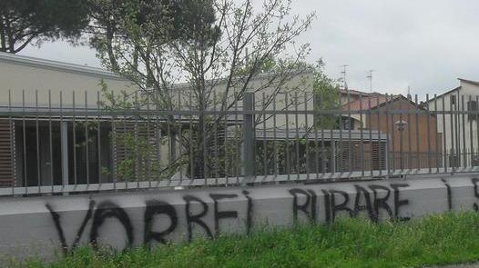 Parole d’amore sul muro la fermano i carabinieri