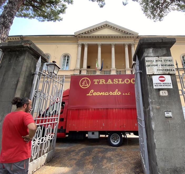 Il trasloco dei banchi e del materiale didattico dalla Curtatone