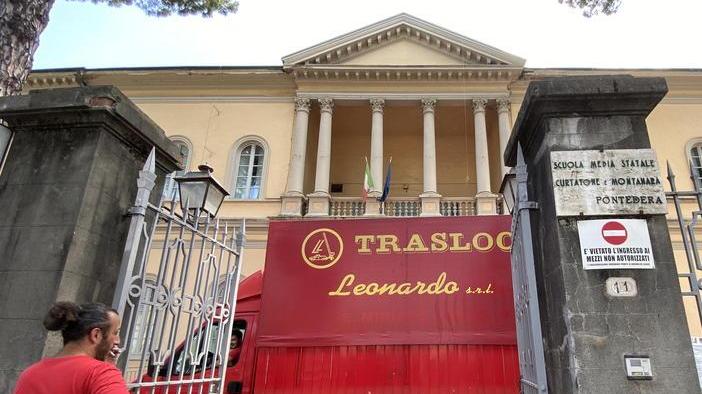 Il trasloco dei banchi e del materiale didattico dalla Curtatone