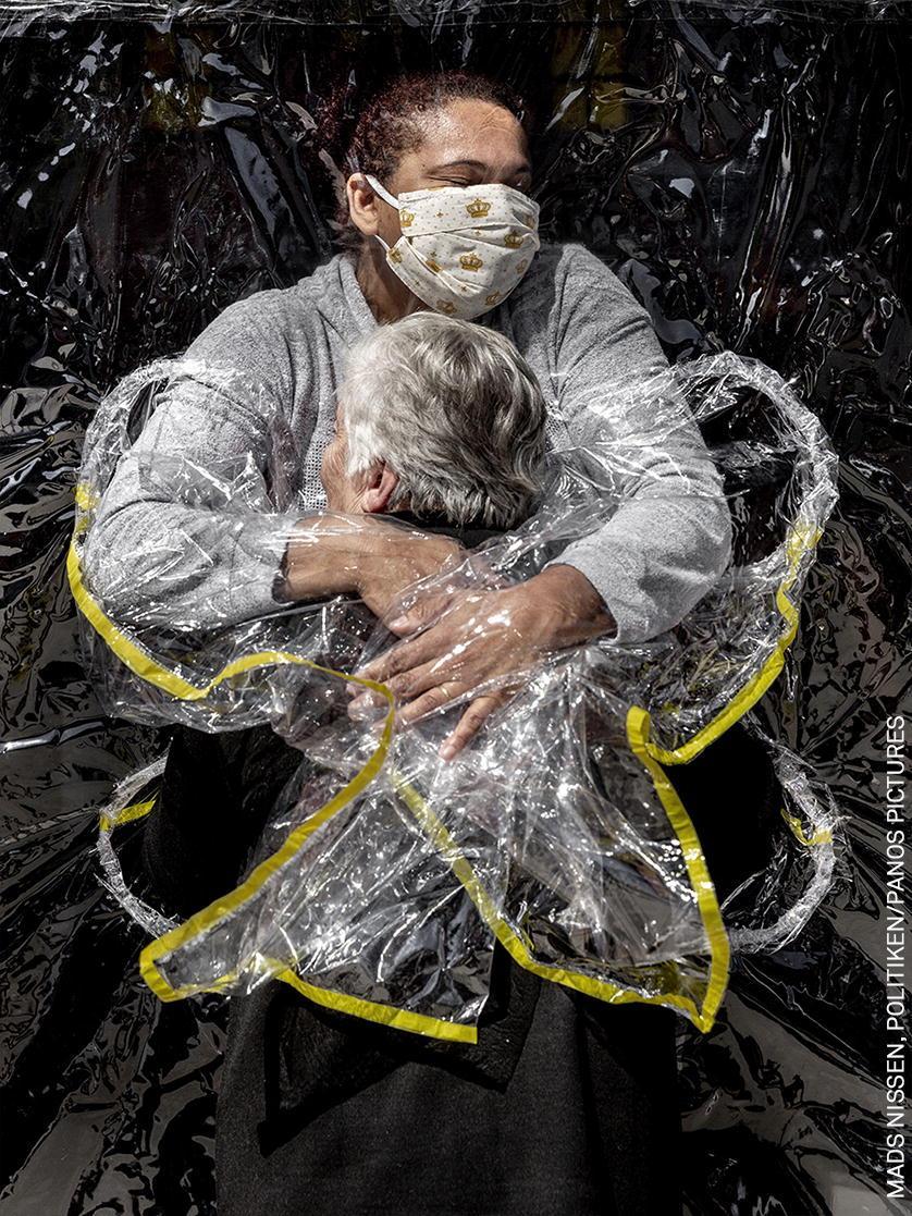 "L'abbraccio": la foto di Mads Nissen è in mostra al Baluardo San Colombano