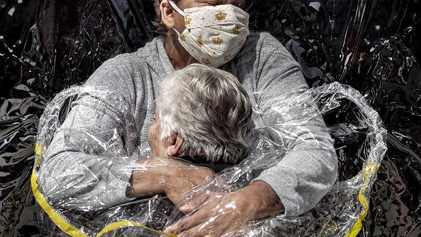 "L'abbraccio": la foto di Mads Nissen è in mostra al Baluardo San Colombano