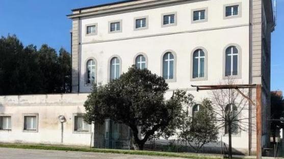 Il retro della scuola primaria “Nazario Sauro” di Collesalvetti