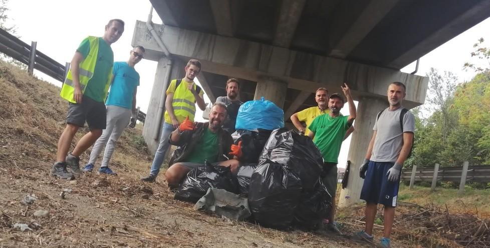 Tangenziale, sotto il ponte buttano di tutto 