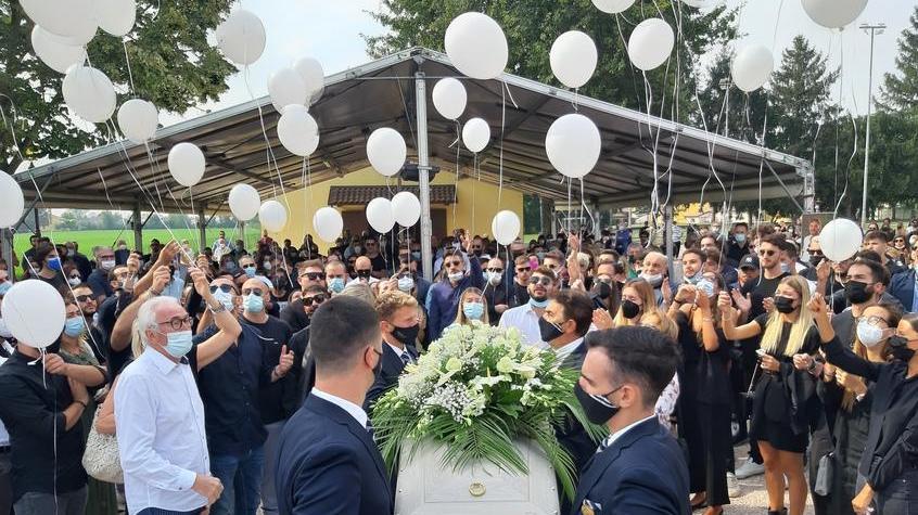 Novi, in 700 per l’addio a “Frenk”: «Era un ragazzo speciale»