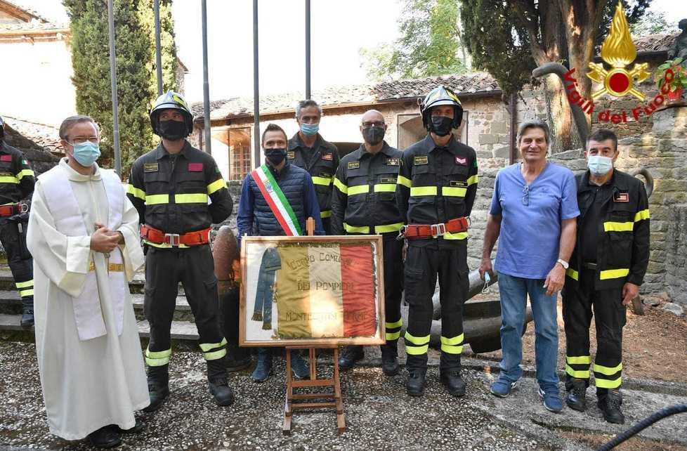 Benedetta la bandiera restaurata dei vigili 
