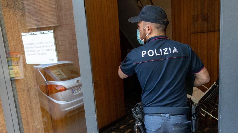 Dopo una lite estrae le forbici e colpisce l’amico alla gola