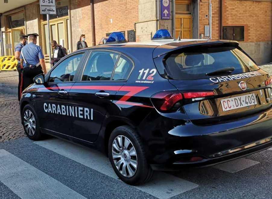 Cerca di picchiare i carabinieri che l’avevano fermato
