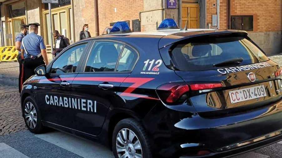 Cerca di picchiare i carabinieri che l’avevano fermato