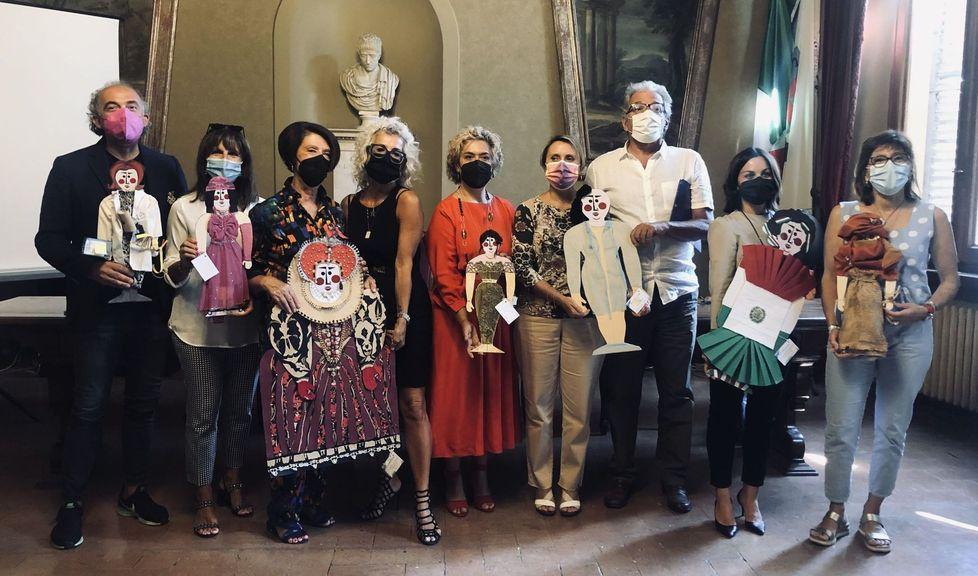 Mille bambole invadono la città per finanziare la ricerca sul cancro 