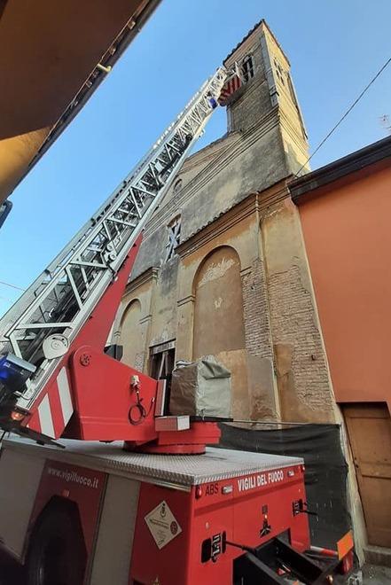 Dal campanile cadono a terra parti in legno