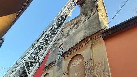 Dal campanile cadono a terra parti in legno