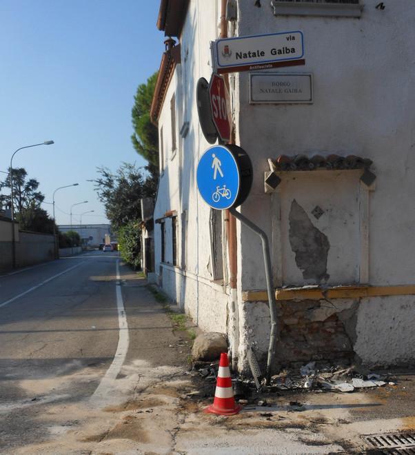 Anche se ubriaco si mette alla guida del camion E finisce contro una casa