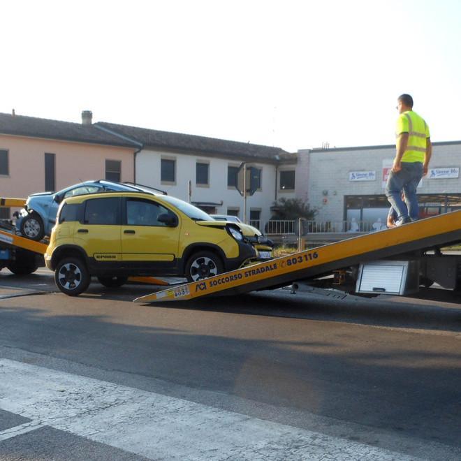 Scontro all’incrocio tra due Fiat Panda