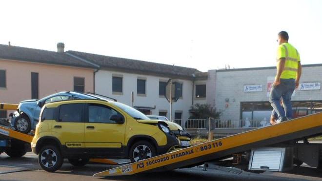 Scontro all’incrocio tra due Fiat Panda