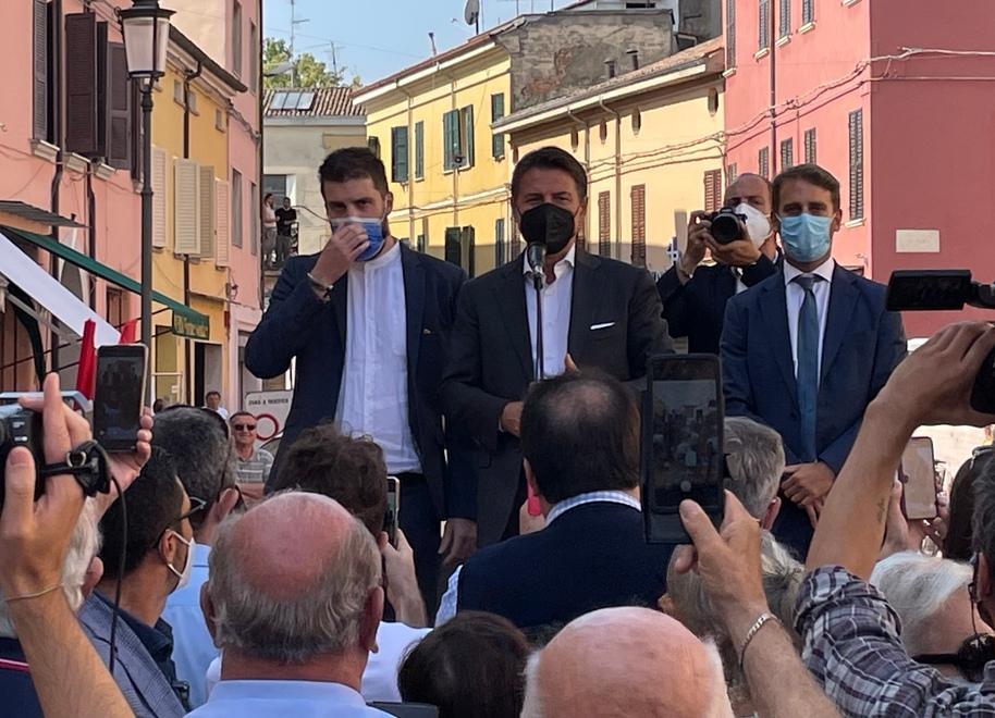 Conte al mercato e in piazza «Pieno appoggio a Veronesi» 