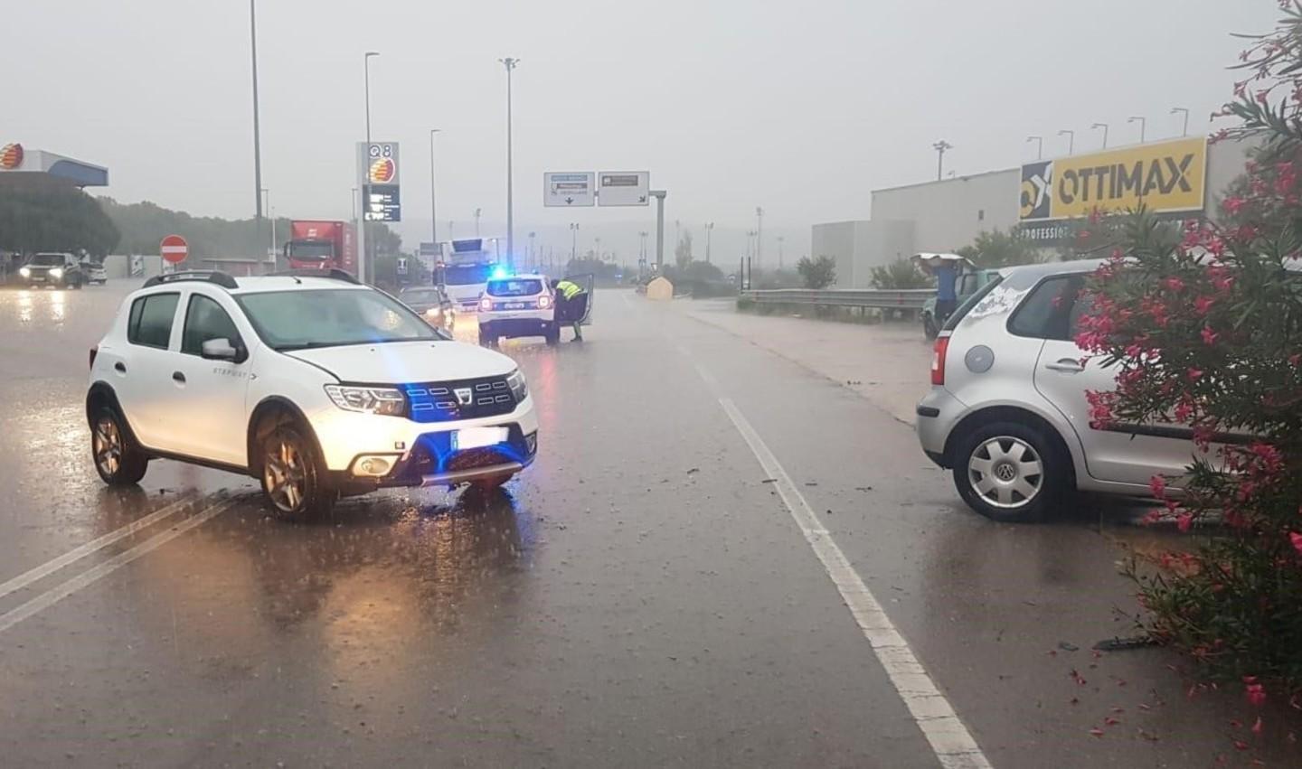 Scontro frontale tra 2 auto: un ferito 
