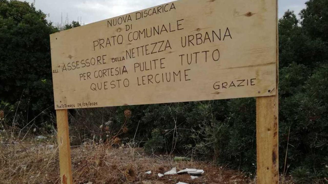 Un cartello contro il degrado tra le vie Costa e Manzoni
