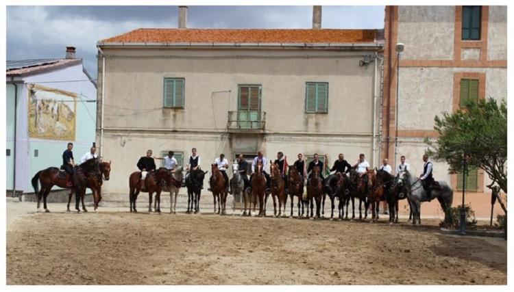 La foto di apertura del servizio su Noragugume del Times