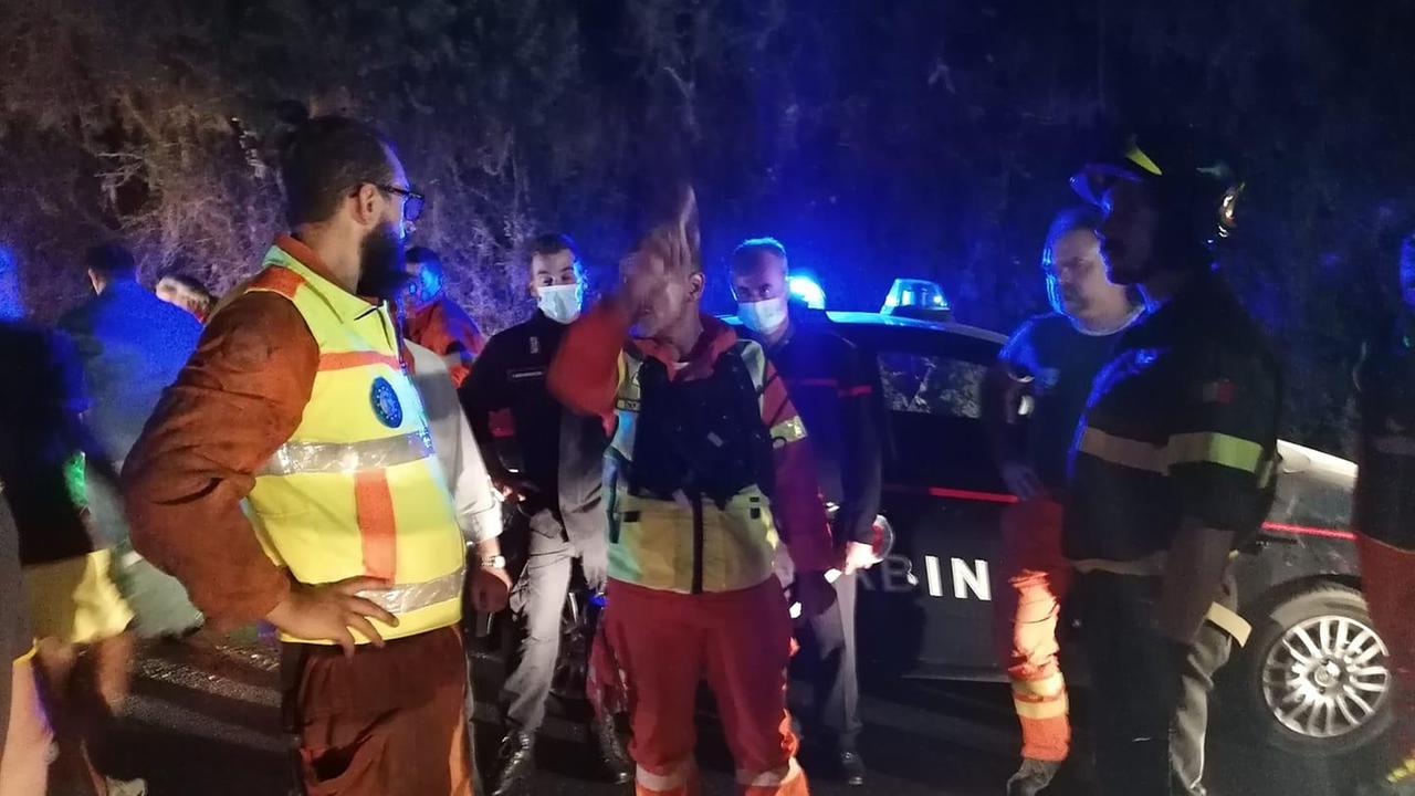 Il perosnale impegnato contro il fuoco nella notte