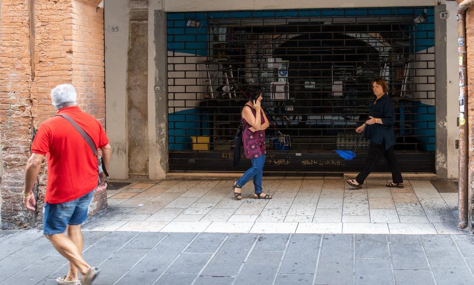Ferrara. Sessanta vetrine oscurate nella “vasca”. Il centro storico paga anche per il Covid 