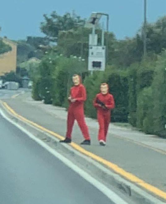 Ragazzini con mitra e tuta rossa scatenano il panico: «Giocavamo alla Casa di Carta» 