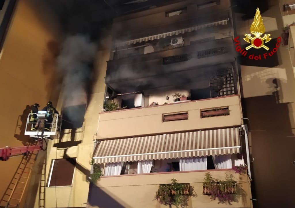 Scoppia un incendio durante una veglia funebre: appartamento distrutto dal fuoco - Video